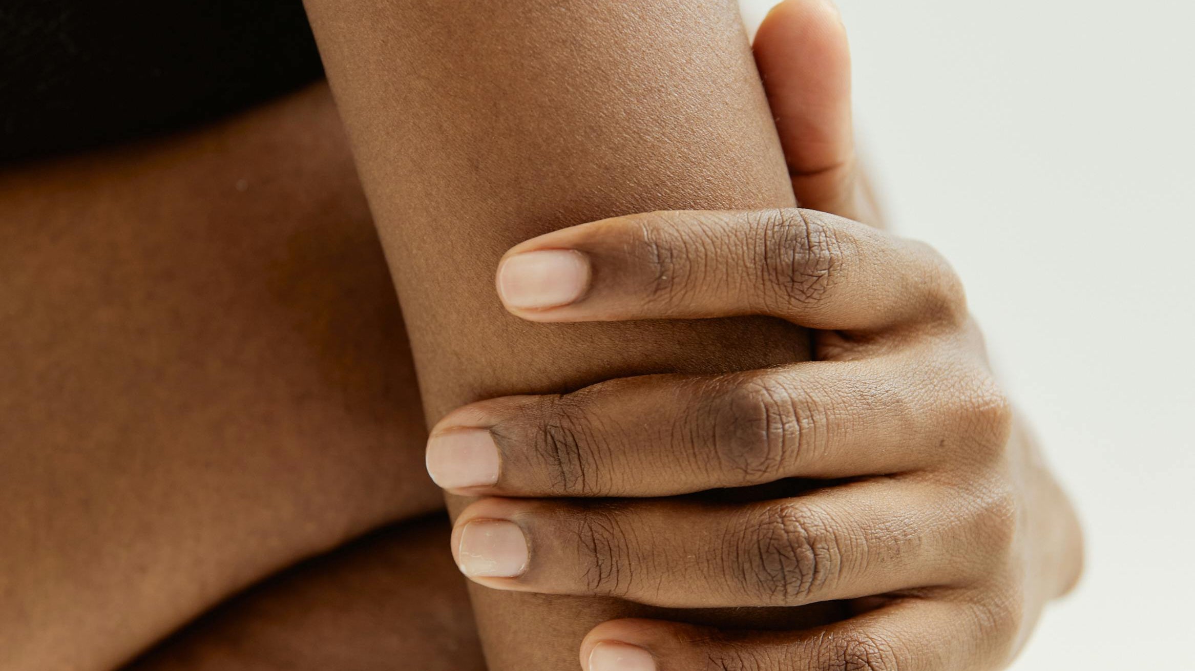 manos restregando loción natural