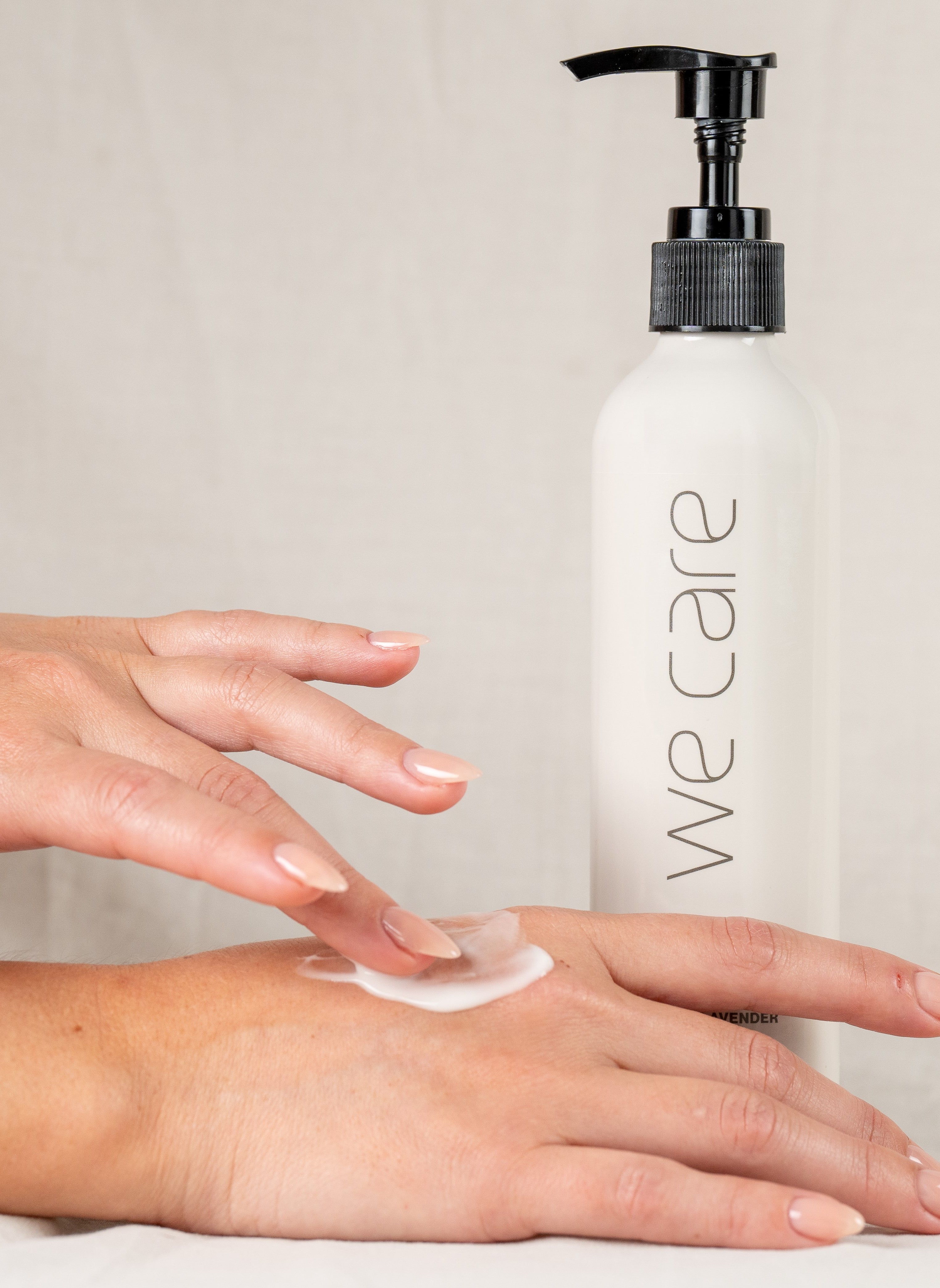 Loción hidratante natural We Care Ibiza para piel suave y nutrida