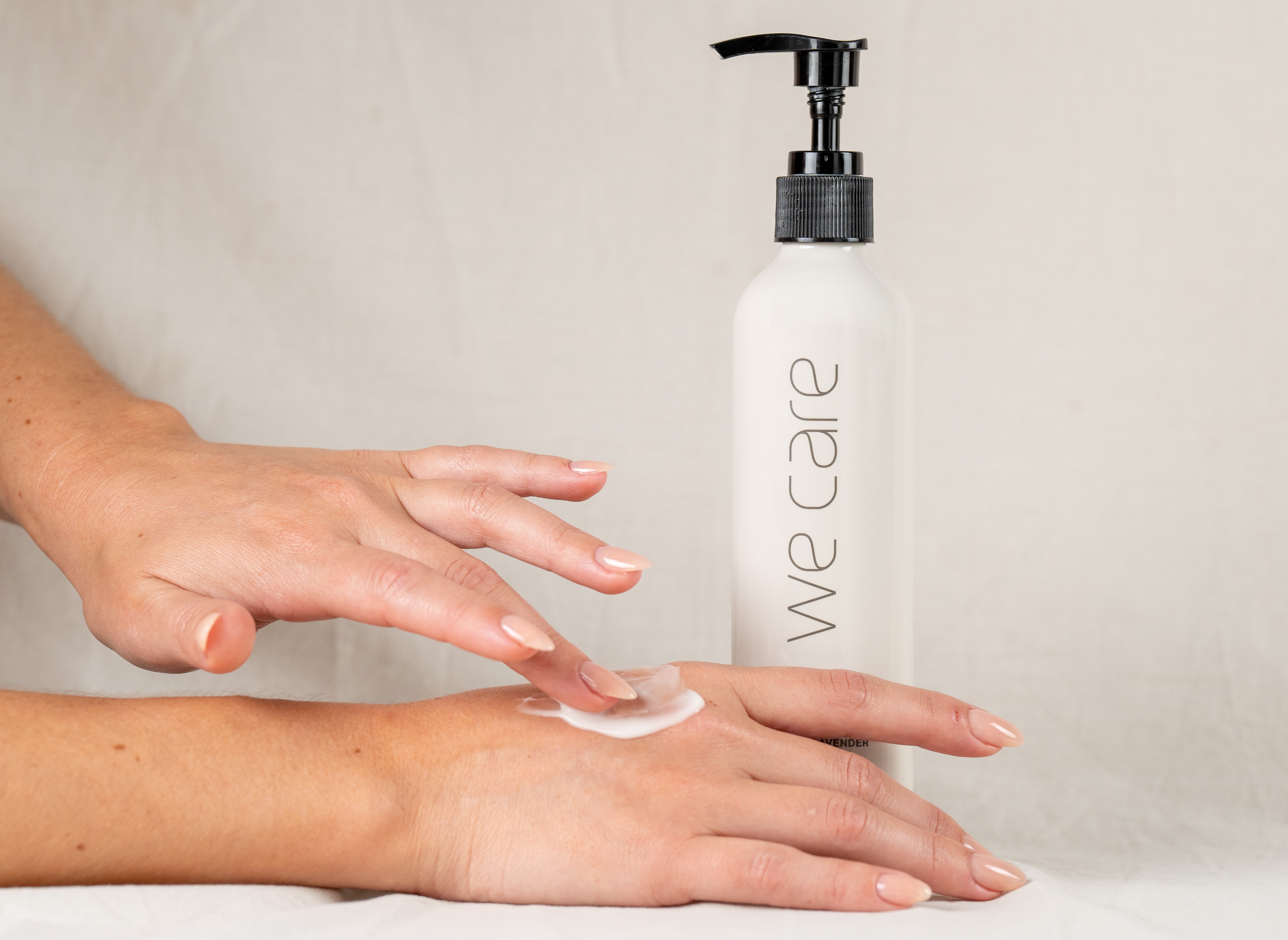 Loción hidratante natural We Care Ibiza para piel suave y nutrida