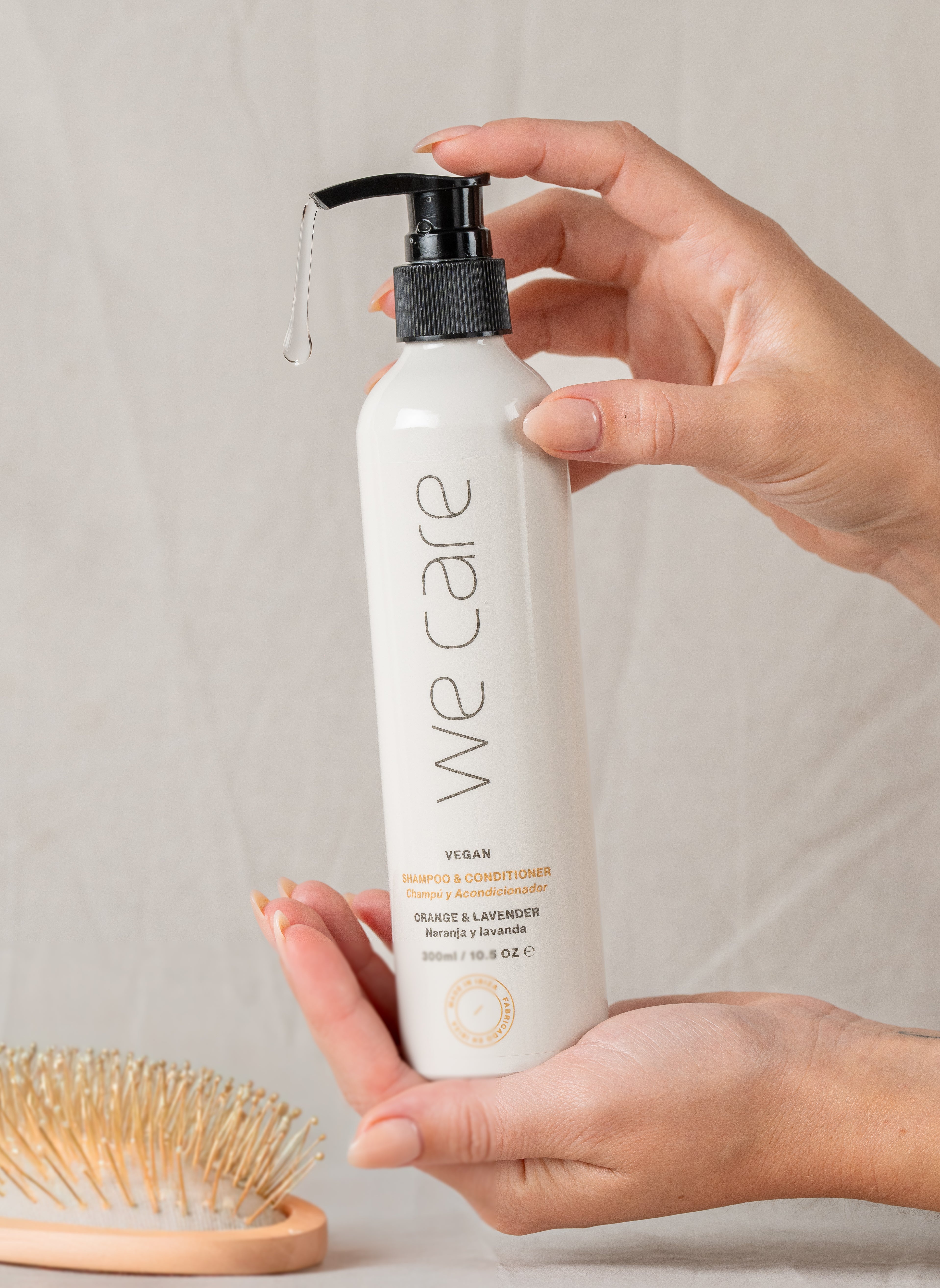 Aplicación de champú natural We Care Ibiza para cabello suave y brillante