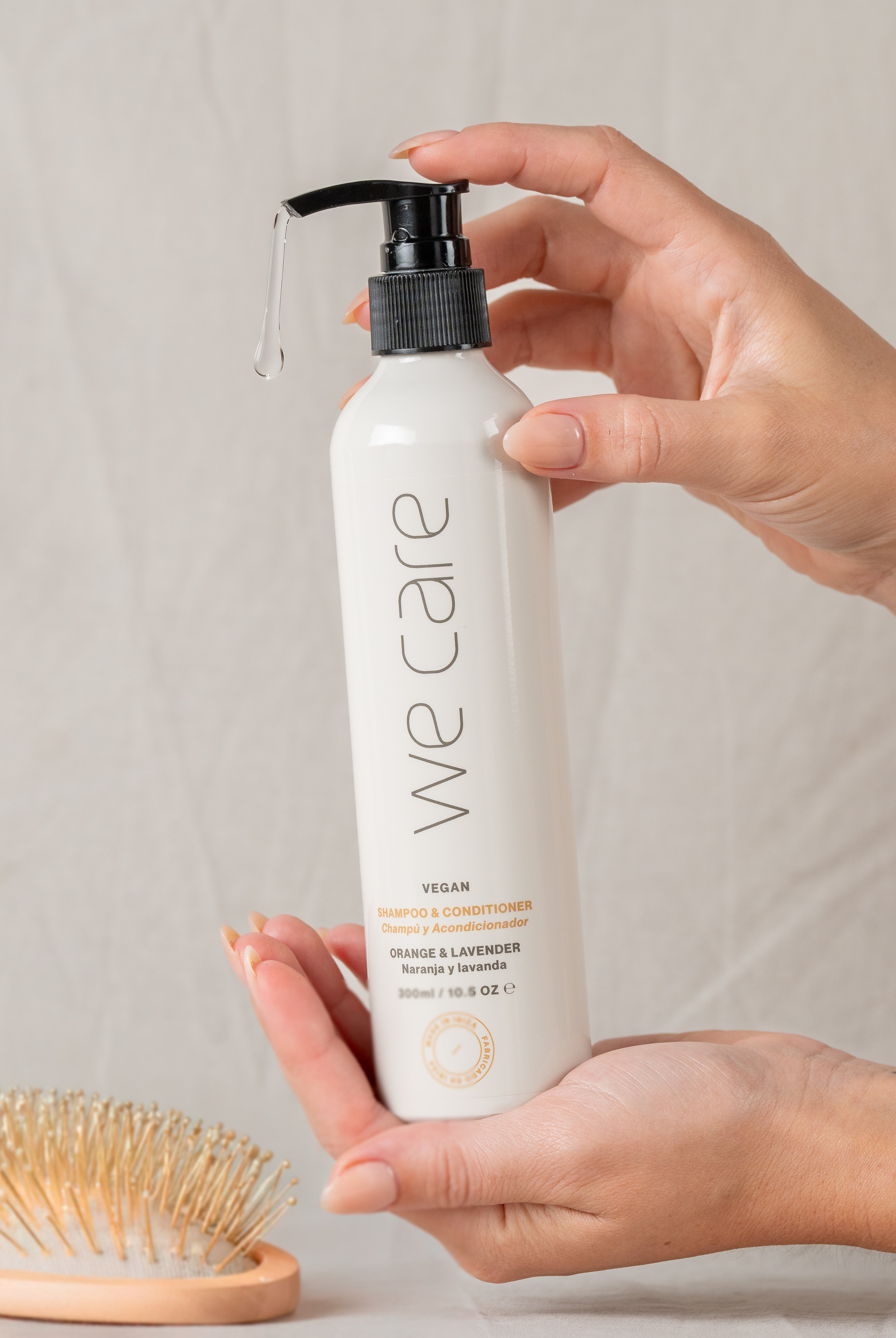 Aplicación de champú natural We Care Ibiza para cabello suave y brillante