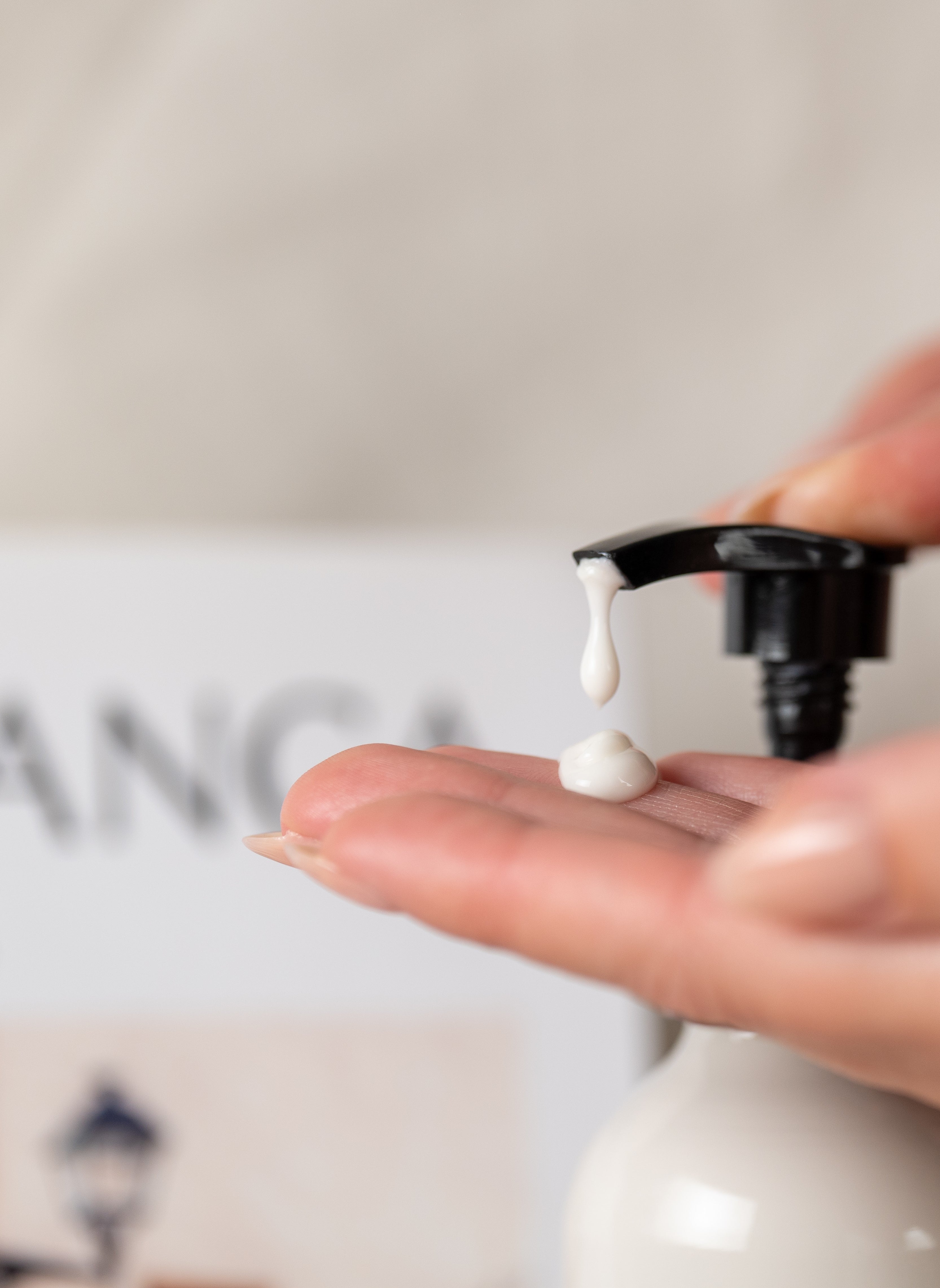 Aplicación de loción corporal natural We Care Ibiza con textura ligera