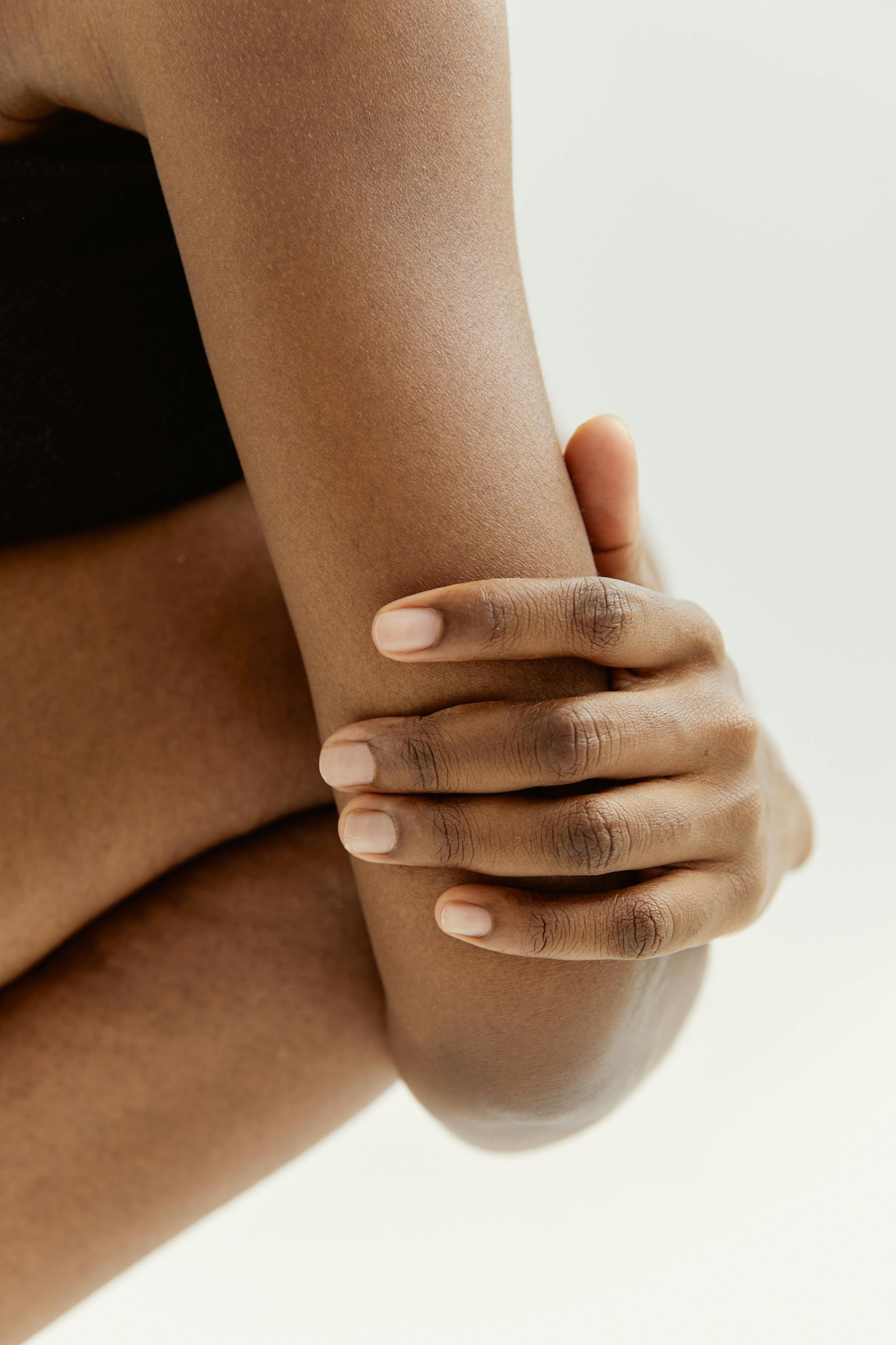 manos restregando loción natural 