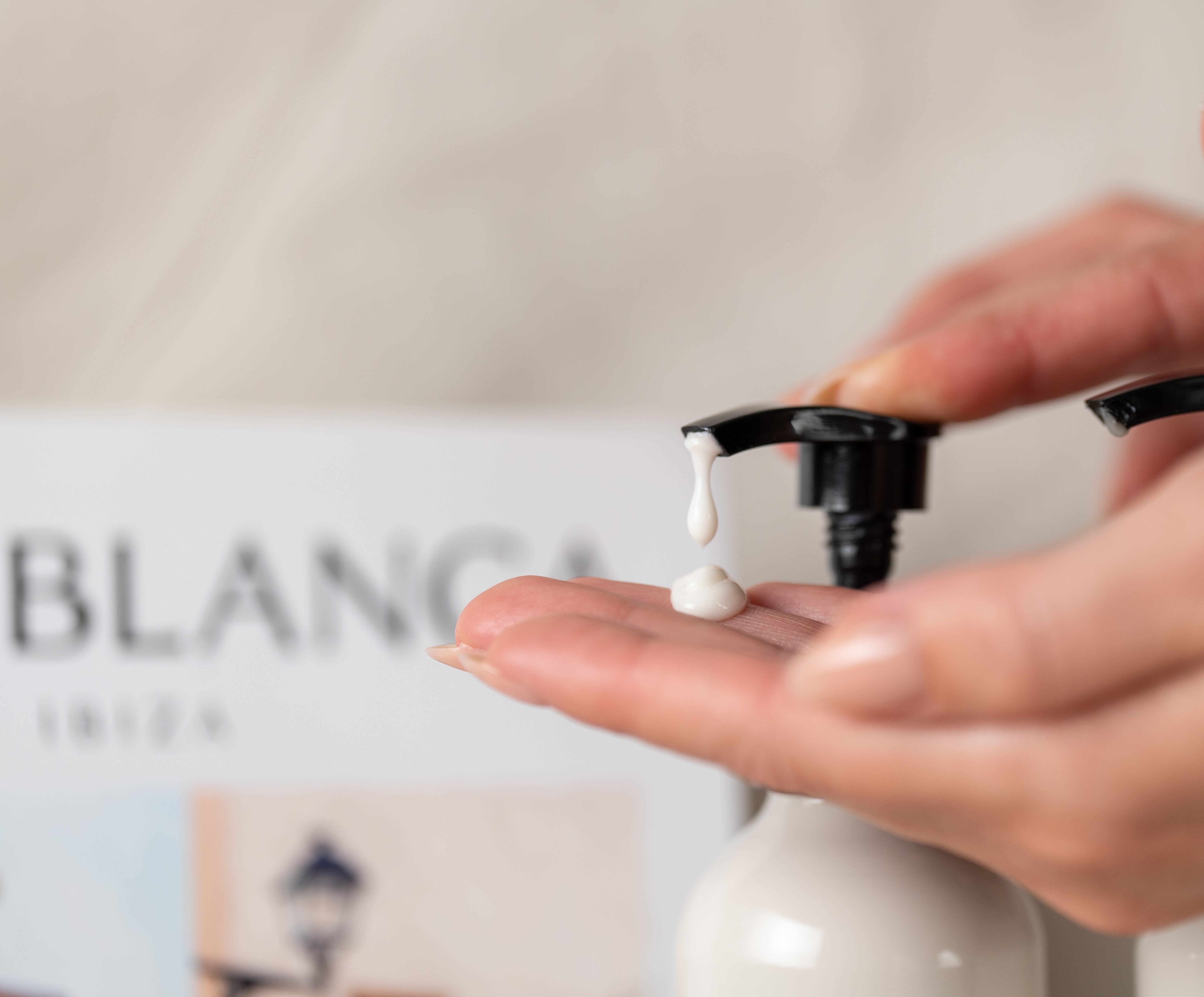 Aplicación de loción corporal natural We Care Ibiza con textura ligera